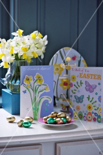 Easter cards and chocolate Easter eggs on a table
