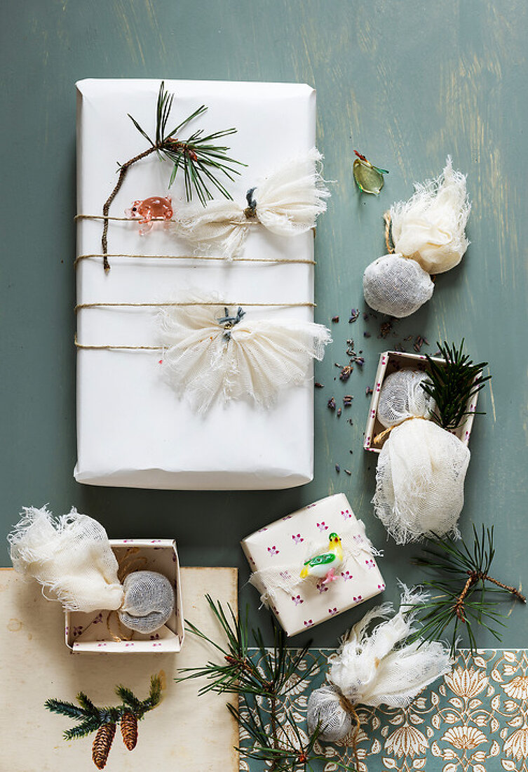 Memorable Gift Wrapping – License Features – 14357430 House of Pictures