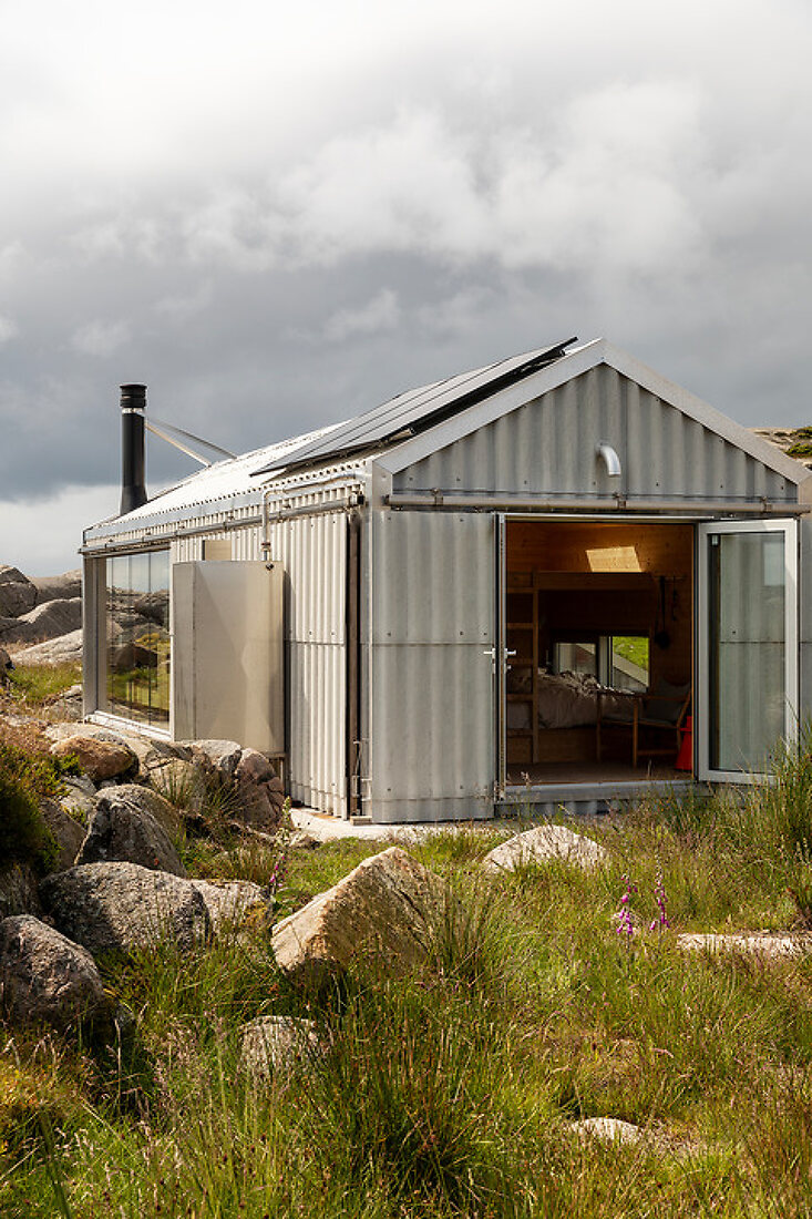 Off-Grid Coastal Sanctuary – License Features – 18015201 House of Pictures