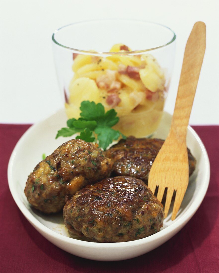 Fleischpflanzerl mit Kartoffelsalat