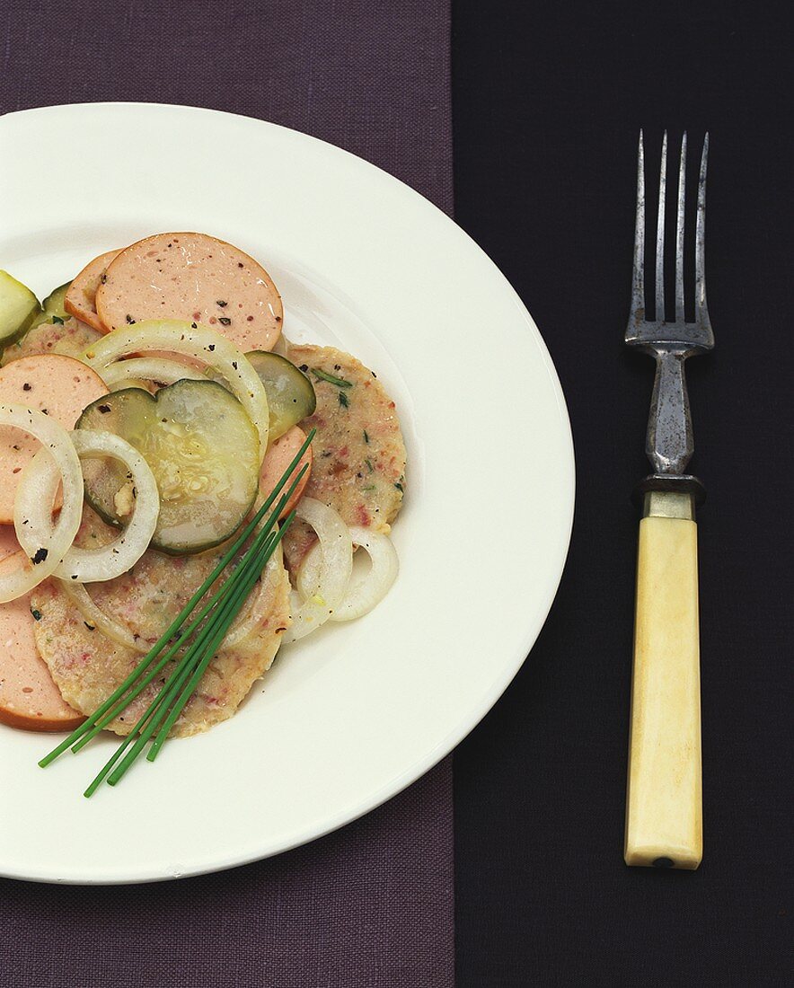 Knödel-Wurst-Salat mit Zwiebelringen & Essiggurken