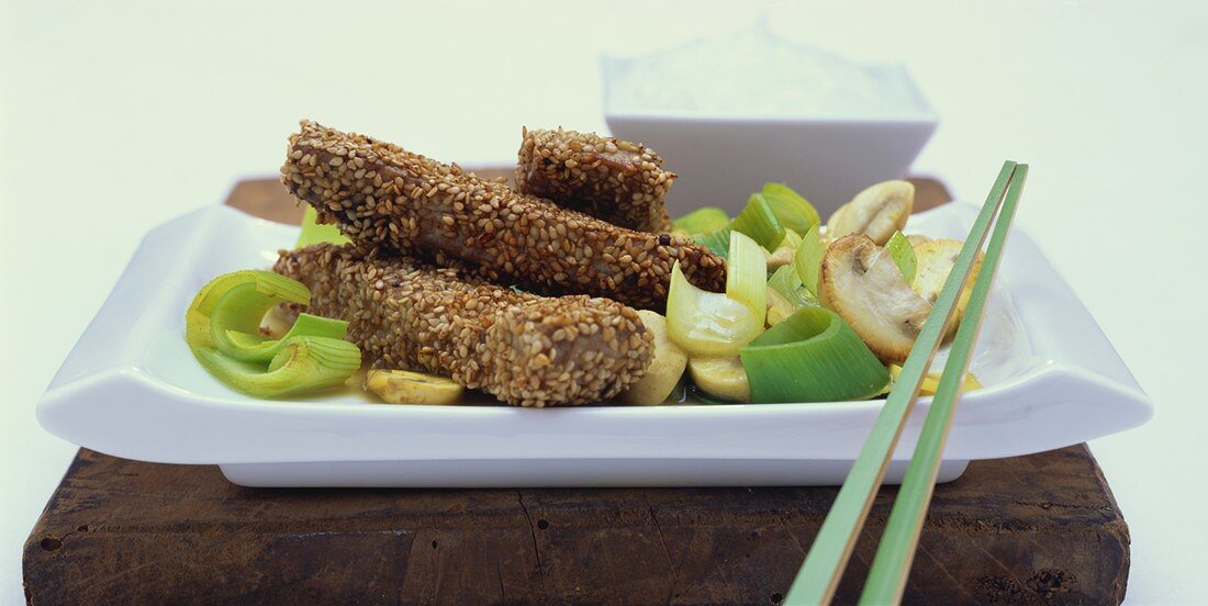 Sesam-Thunfisch auf Lauch-Pilz-Gemüse