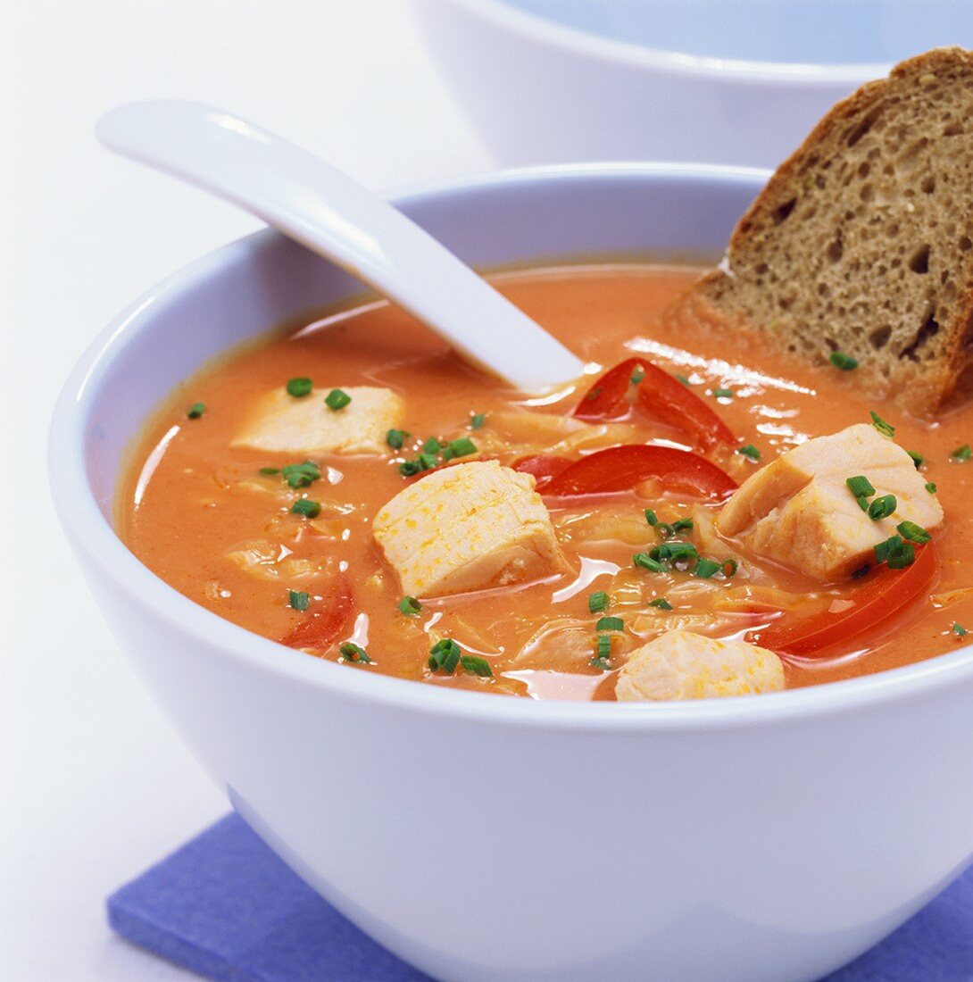 Paprika-Kohl-Suppe mit Lachswürfeln