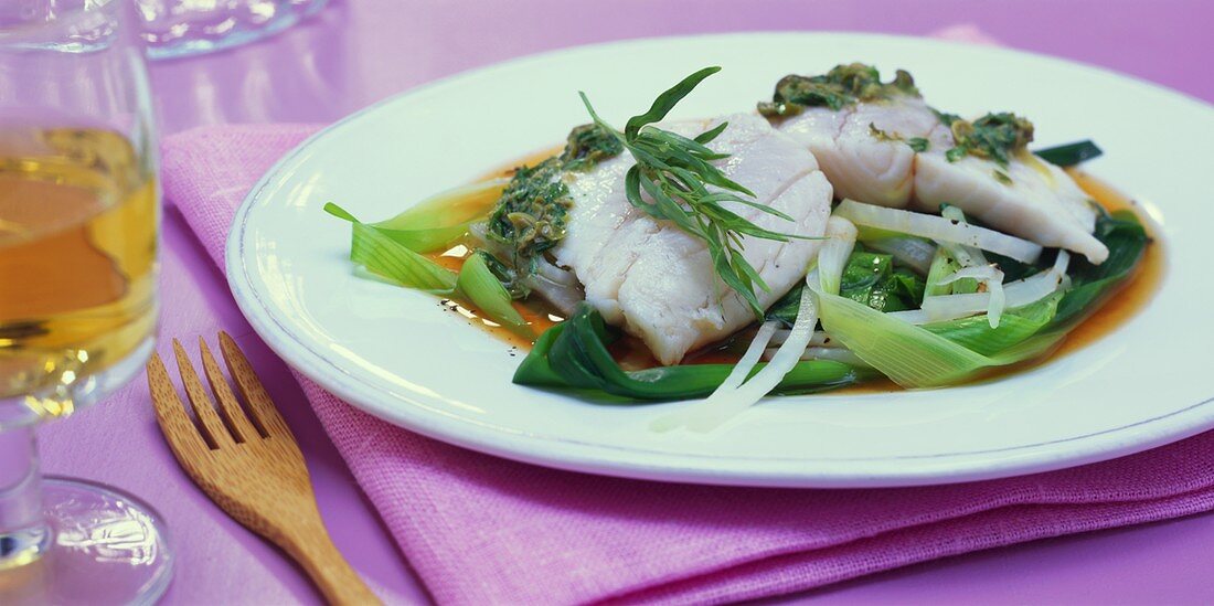 Gedämpfte Fischfilets auf Lauchzwiebel-Kohlrabi-Gemüse