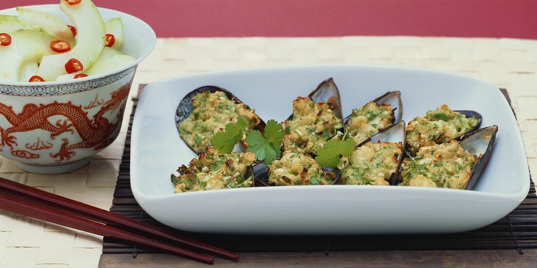 Stuffed mussels with gratin topping