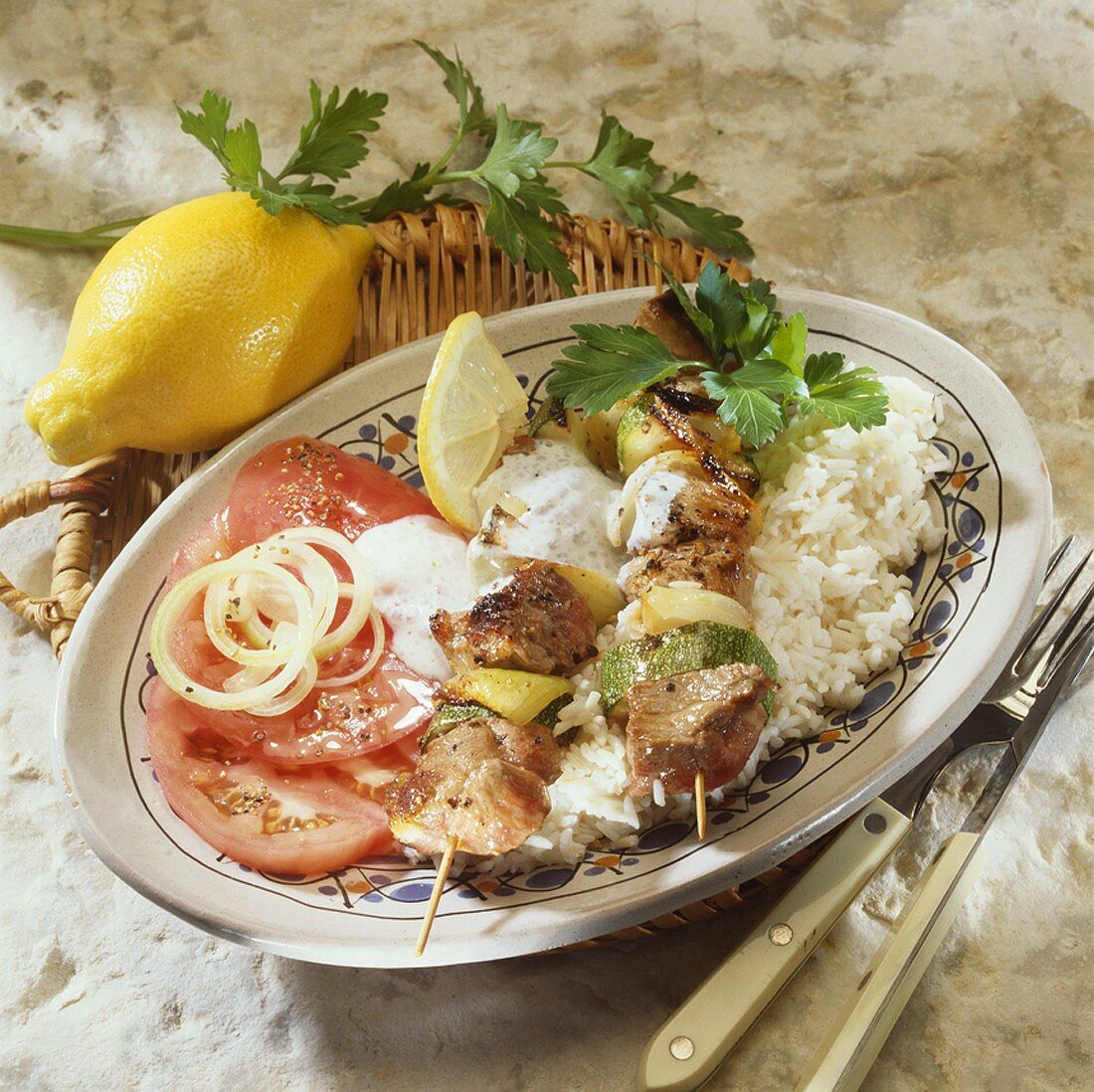 Lamm-Zucchini-Spiesse mit Joghurtsauce auf Reis