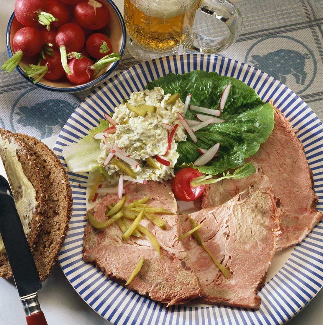 Cold roast meat with cucumber dip