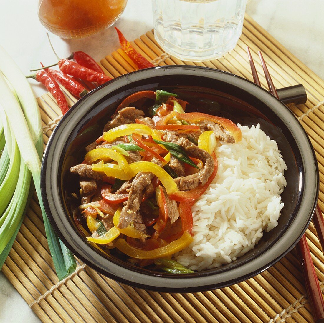 Stir-fried meat, peppers and spring onions