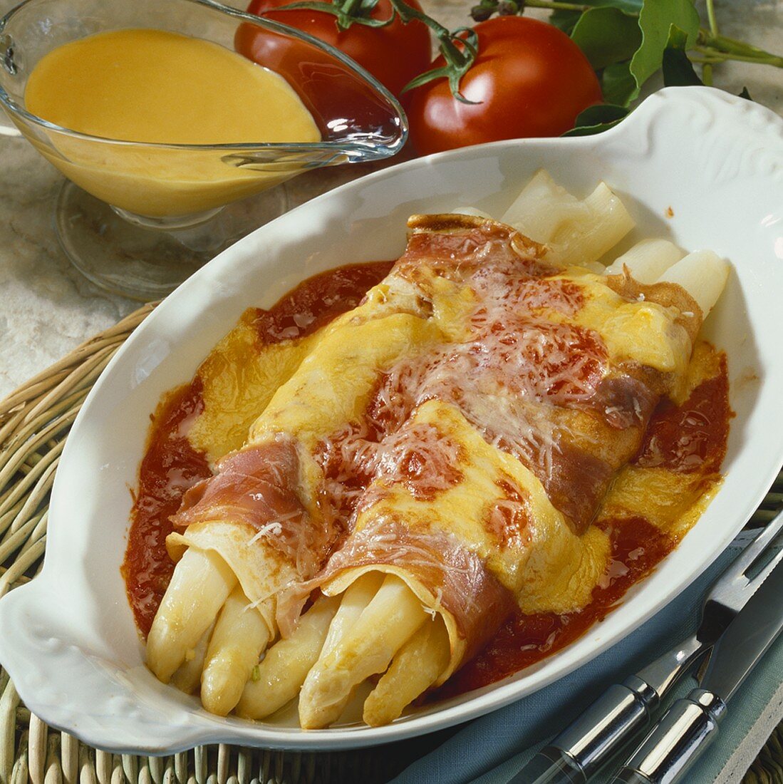 Spargel im Schinkenmantel mit Käse überbacken