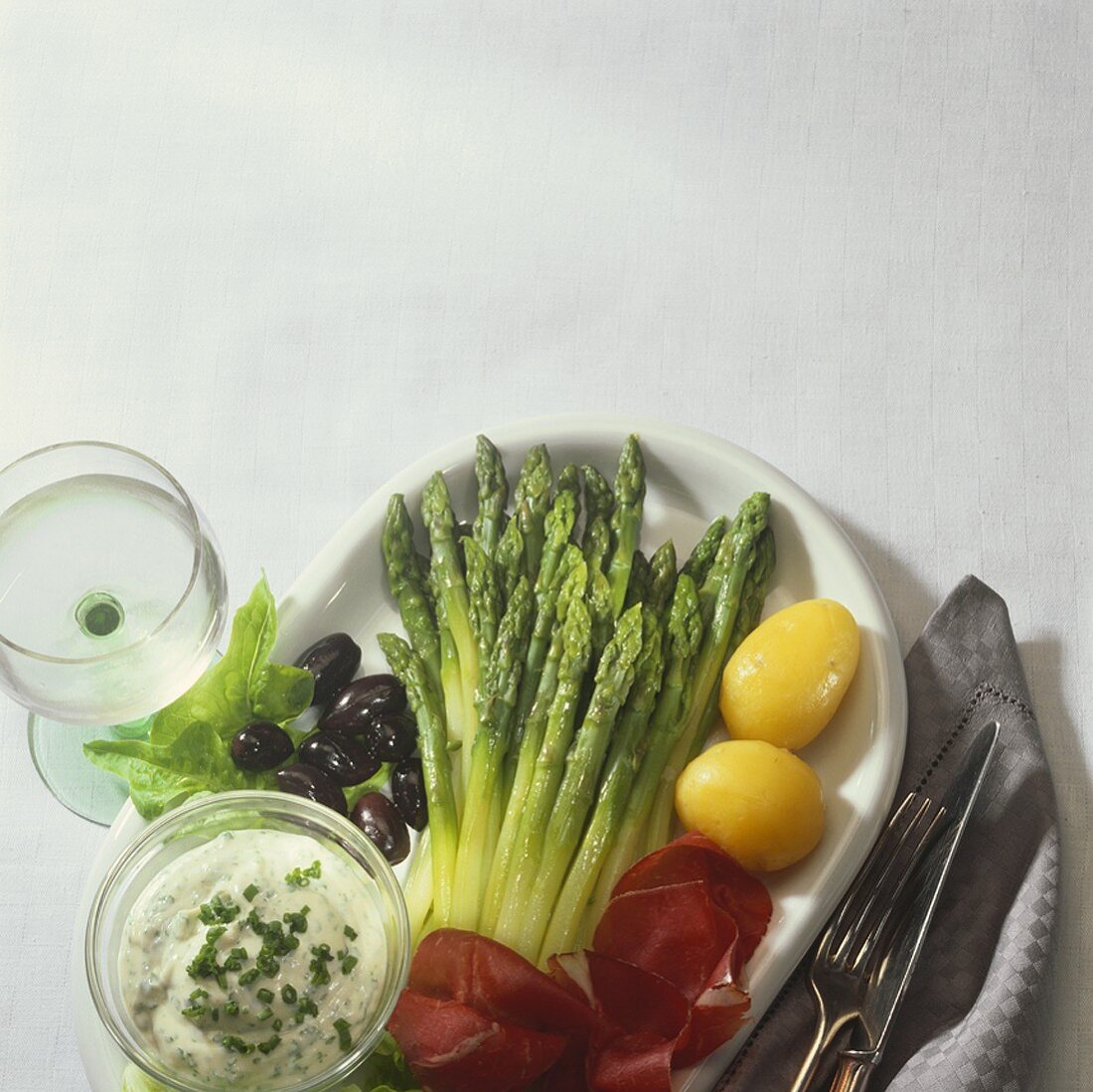 Grüner Spargel mit Schinken, Kartoffeln, Knoblauchcreme