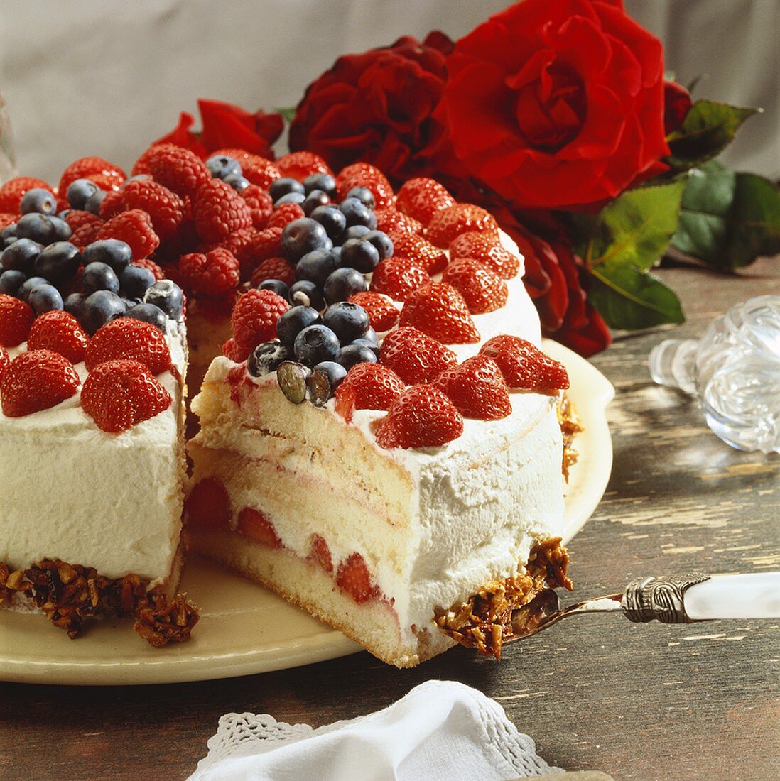 Beeren-Biskuit-Torte, angeschnitten