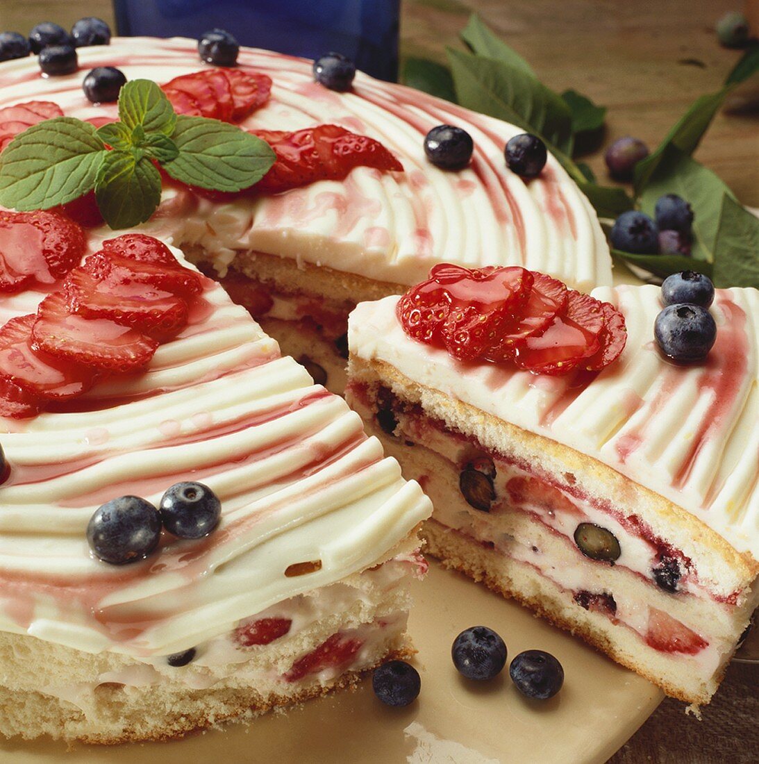 Sponge cake with yoghurt and berry filling
