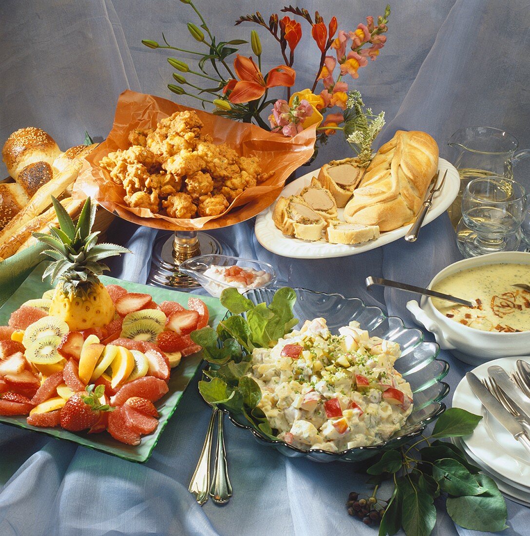 Buffet mit Fisch-, Obstsalat,frittiertem Gemüse,Filet im Teig