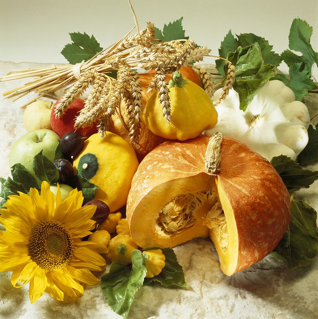 Herbstliches Stillleben mit Kürbissen, Früchten und Getreide