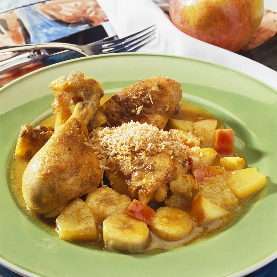 Curry-Hähnchen mit Kokosraspeln und Früchten