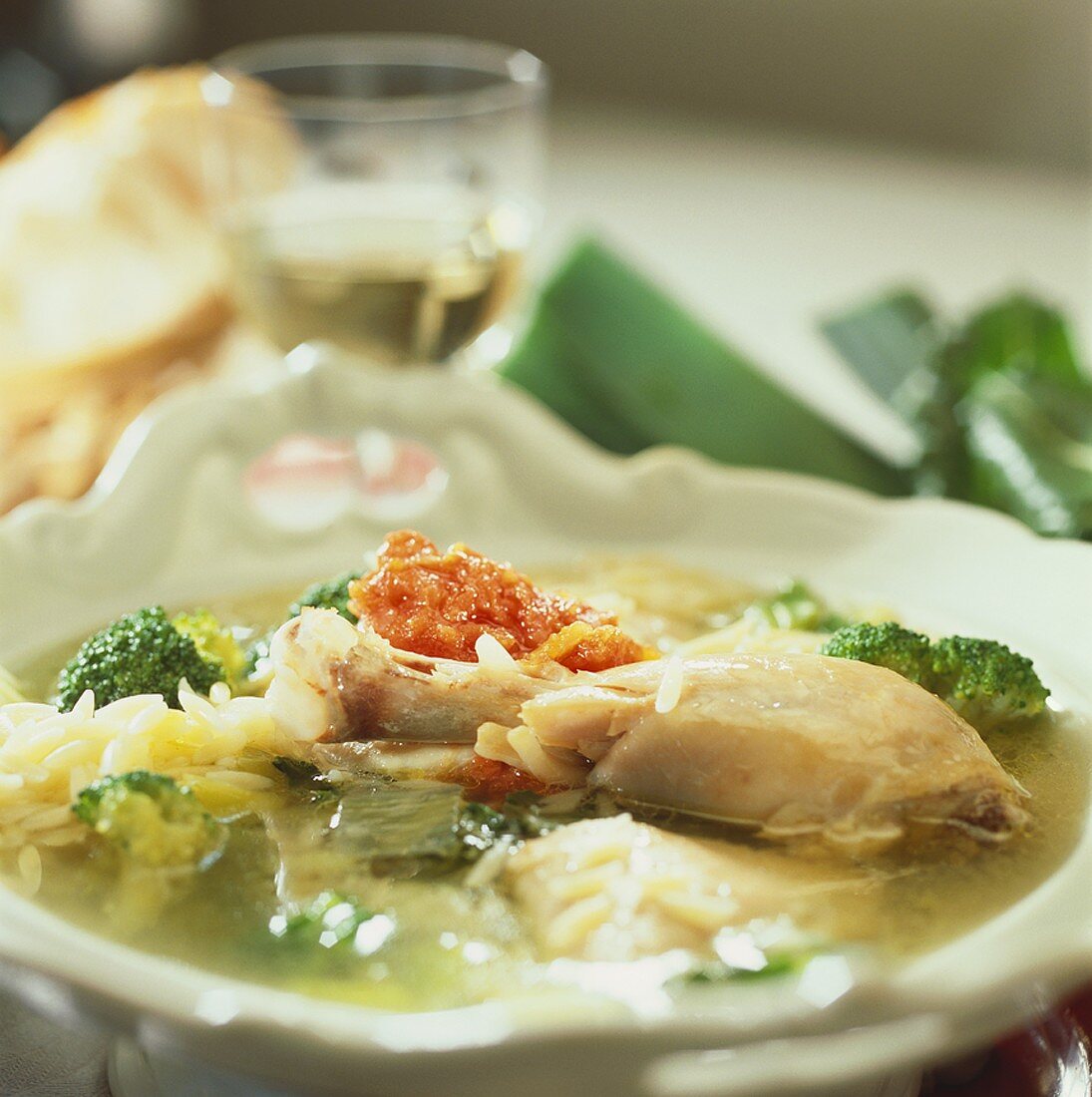 Hühner-Gemüse-Suppe mit Reis und Tomatensugo