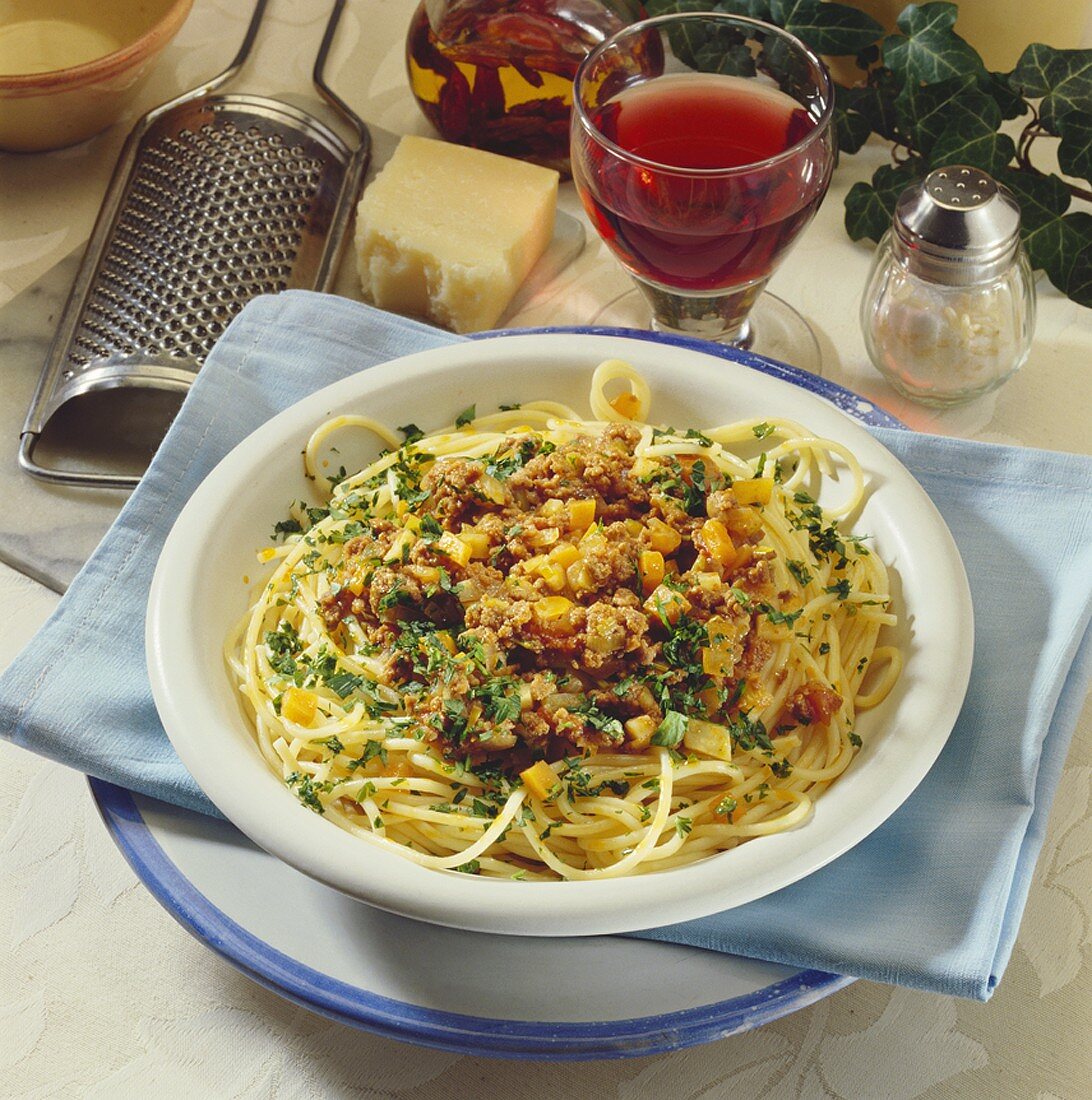 Spaghetti mit Sauce Bolognese und Petersilie
