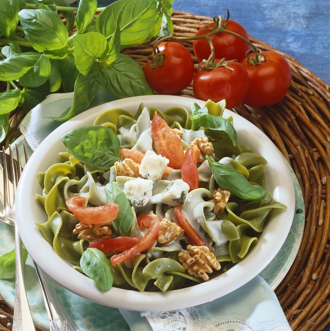 Green pasta with Gorgonzola sauce, tomatoes and walnuts
