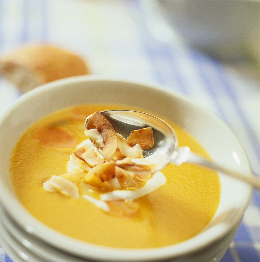 Möhensuppe mit Kokosmilch und Kokosspänen