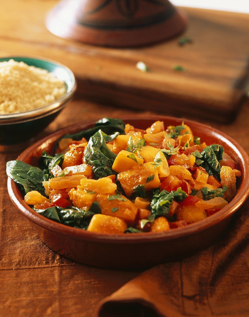 Tomato and spinach salad with carrots