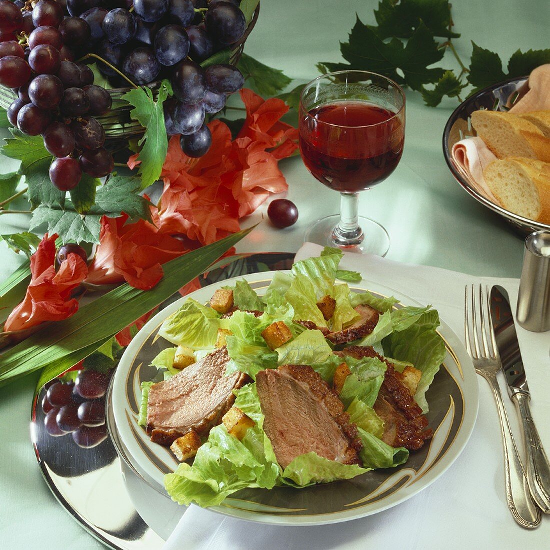 Eisbergsalat mit Entenbrust und Croûtons