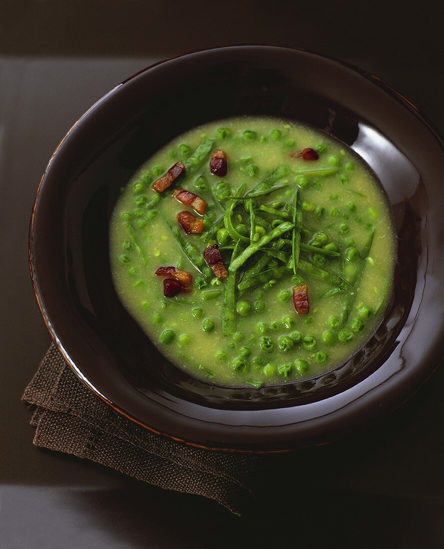 Garlic soup with peas and diced bacon
