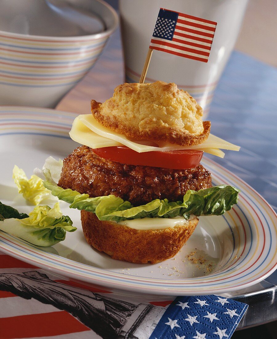 Hamburger-Muffin mit USA-Fähnchen