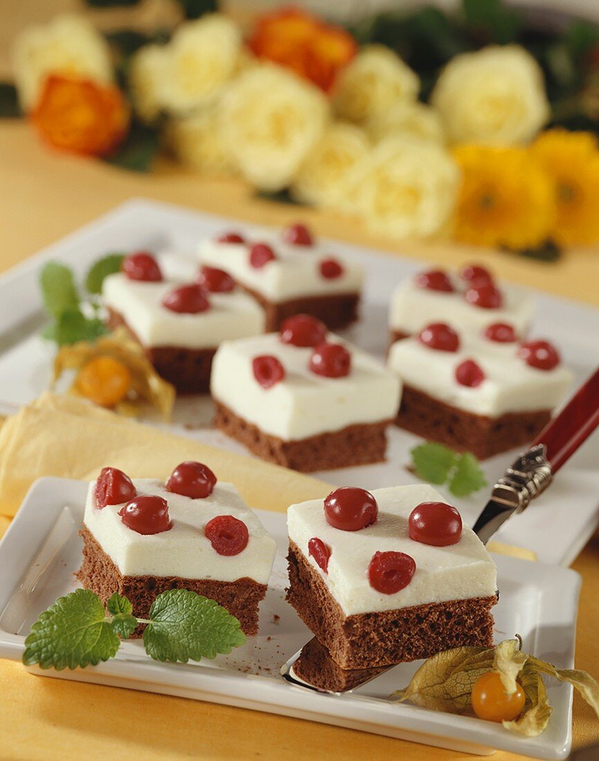Snow White slices (Chocolate cake with cherries)