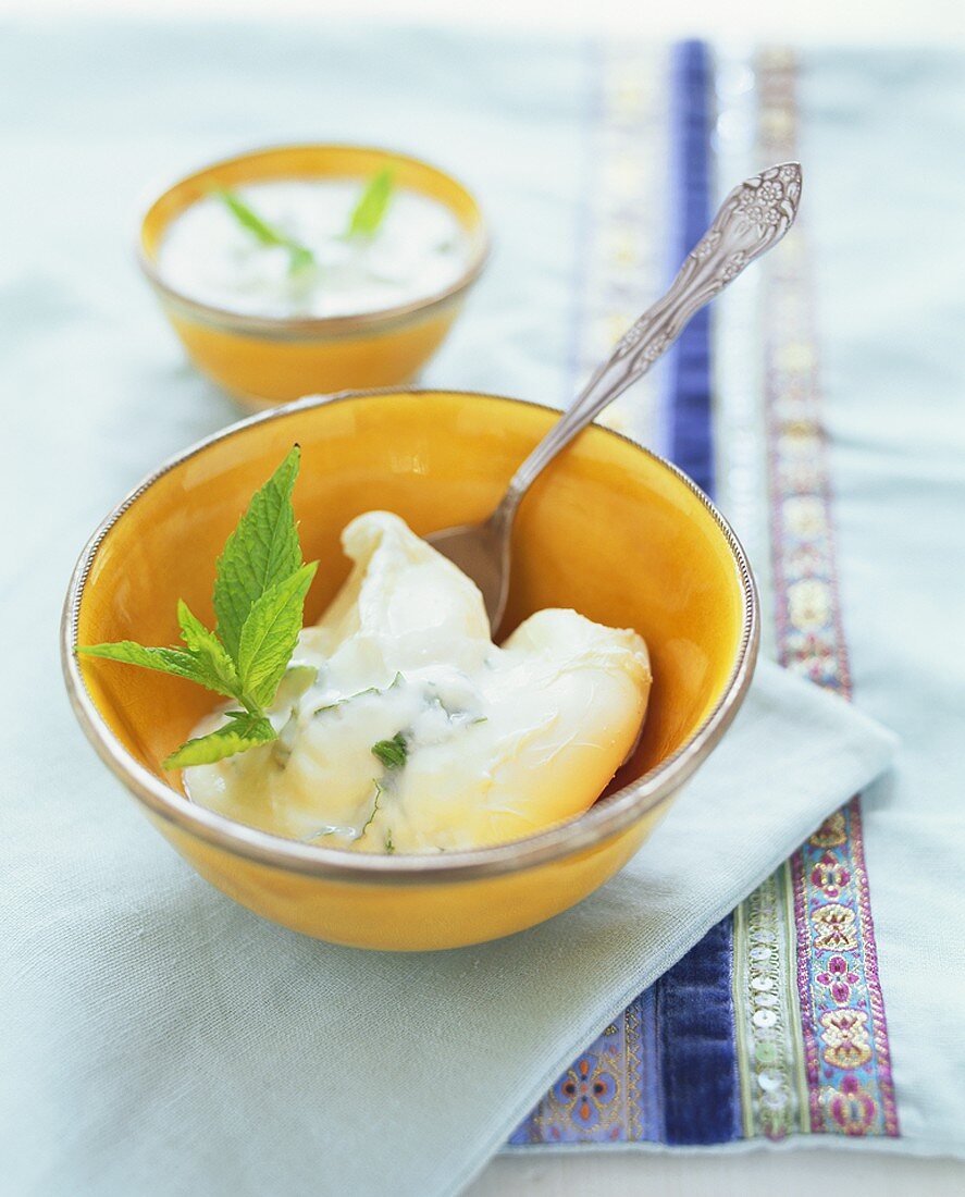 Pochierte Eier mit Knoblauch-Joghurt-Sauce (Türkei)