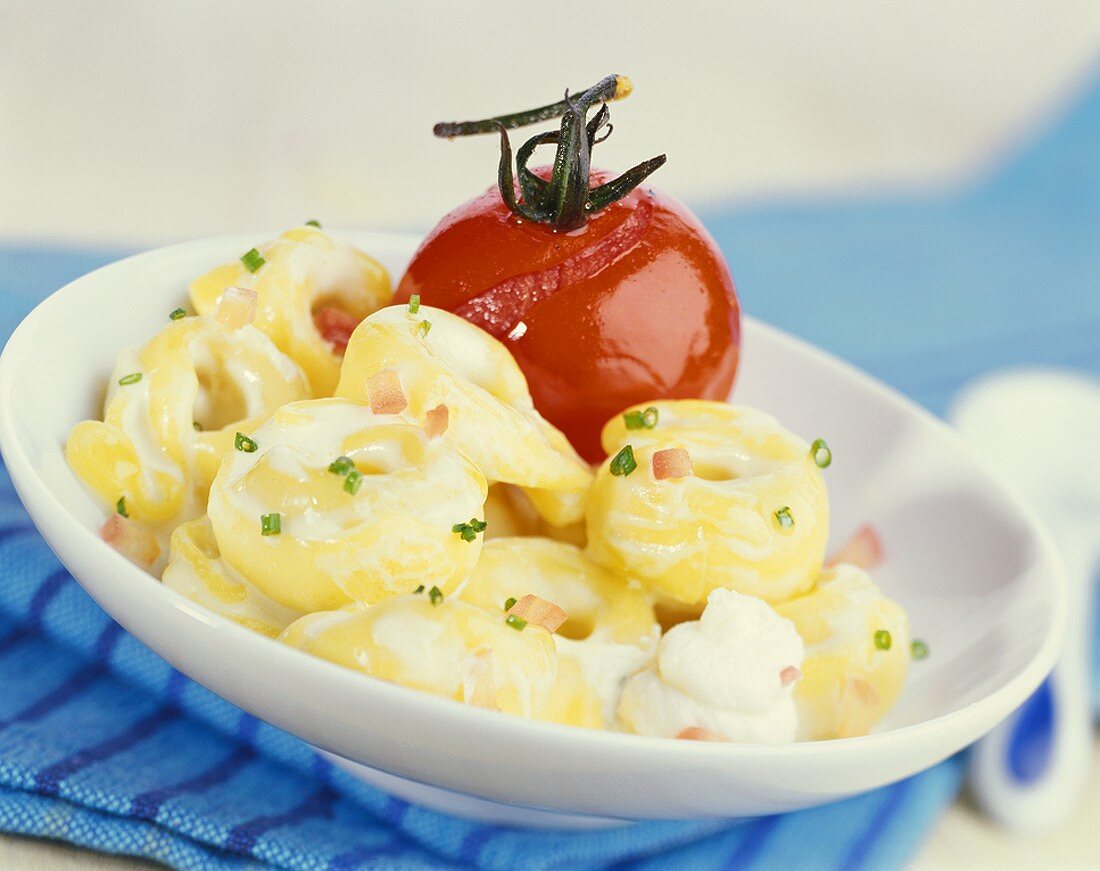 Tortellini with soft cheese and baked tomato