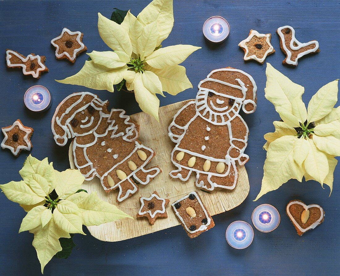 Lebkuchenfiguren, Weihnachtssterne und Teelichter