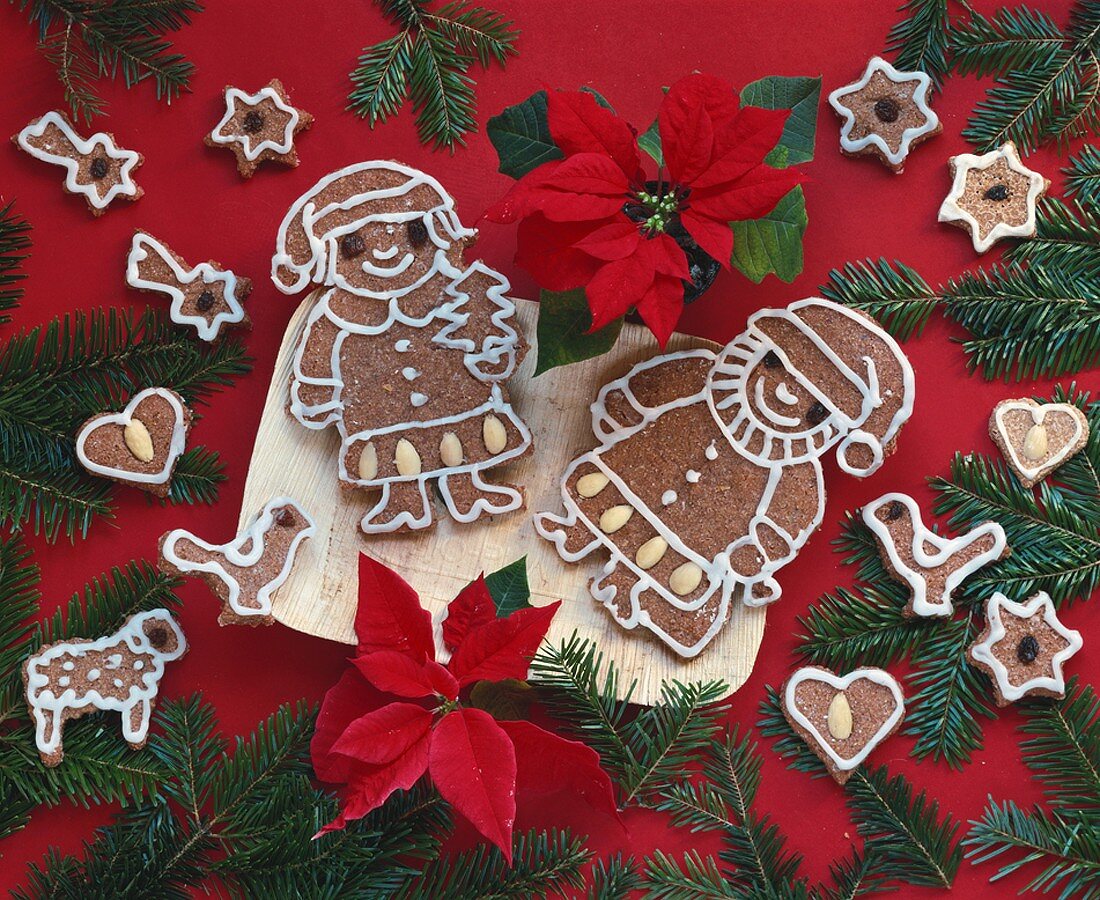 Gingerbread figures, poinsettias and tea lights