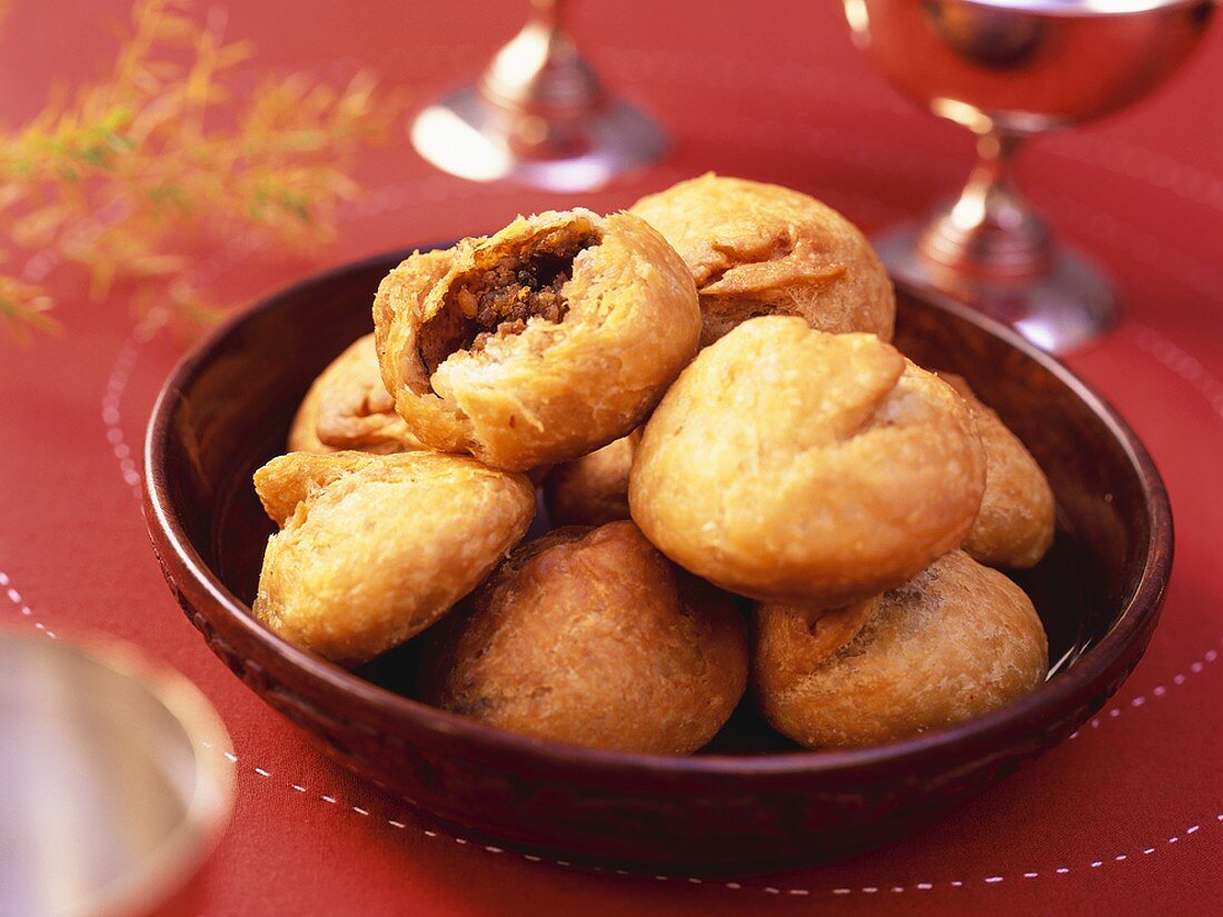 Kachoris (Indisches Gebäck mit Linsenfüllung)