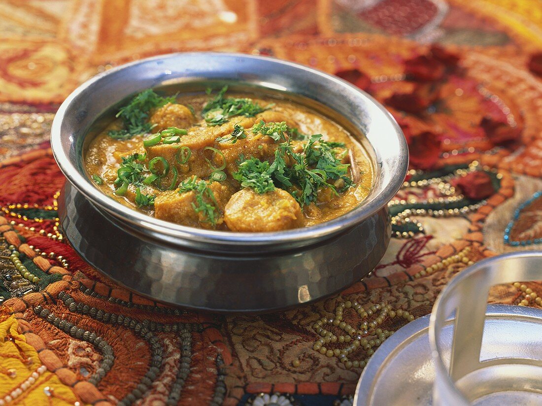 Gatte ka Saag (Klösschen aus Kichererbsenmehl in Currysauce, Indien)