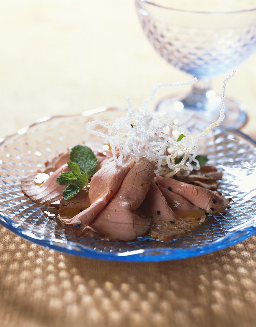 Roastbeef mit frittierten Glasnudeln