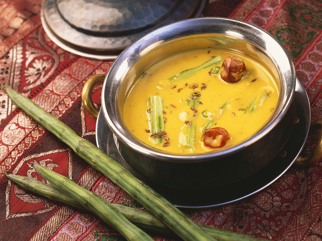 Besan Ka Pithla (Drumsticks in Kichererbsenmehl-Curry, Indien)