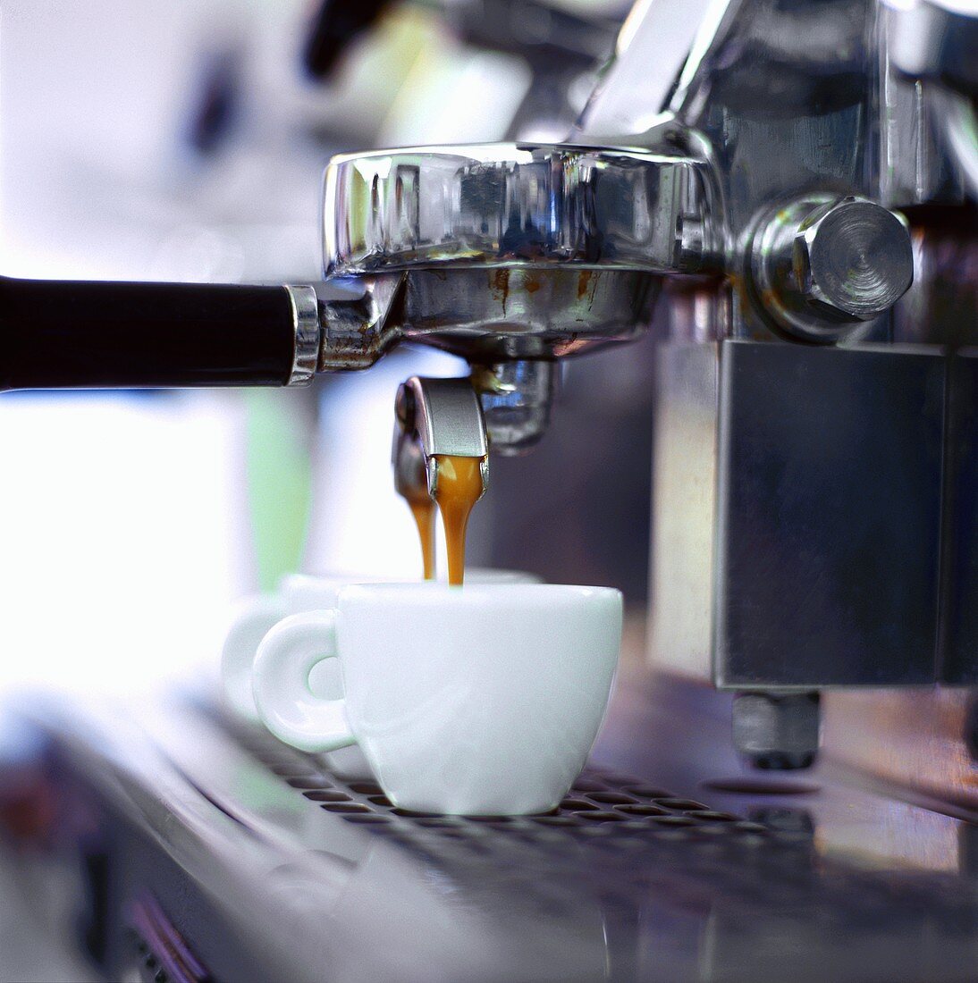 Espresso läuft aus Espressomaschine