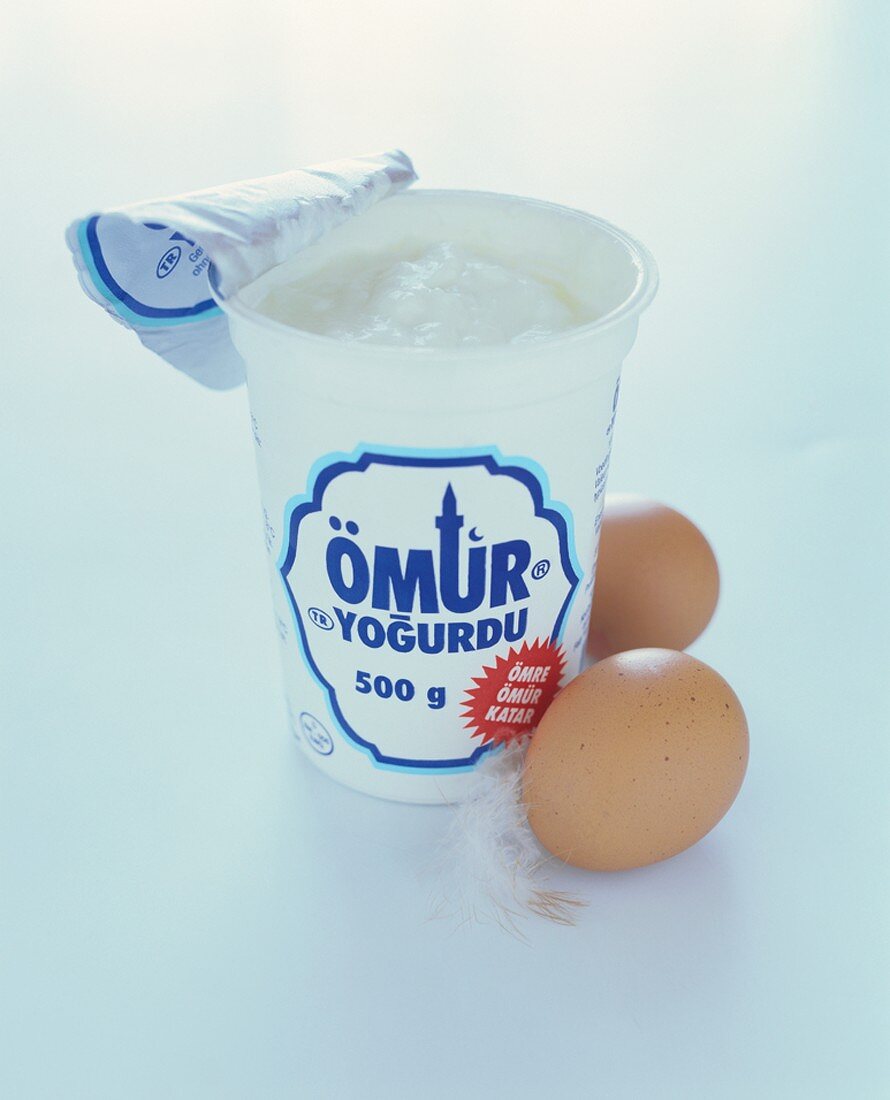 Ein Becher Türkischer Joghurt und zwei Eier