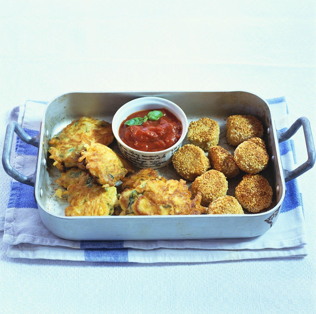 Kichererbsenbällchen, Möhren-Spinat-Puffer und Tomatensauce