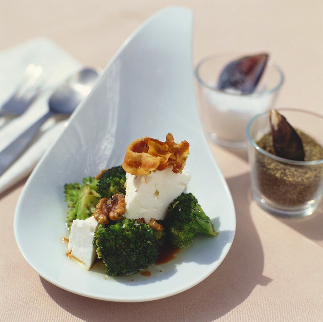 Brokkoli-Feta-Salat mit Walnüssen und Bacon
