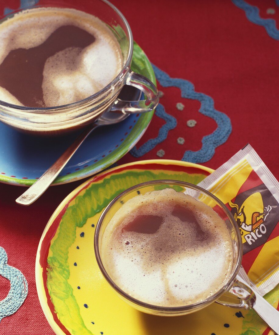 Zwei Café con leche (Milchkaffees) in Glastassen