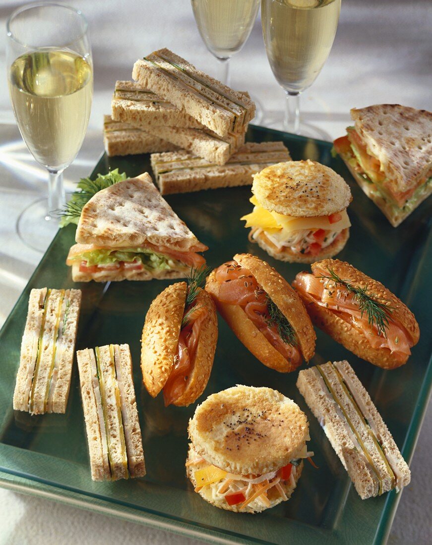 Platte mit verschiedenen Sandwiches