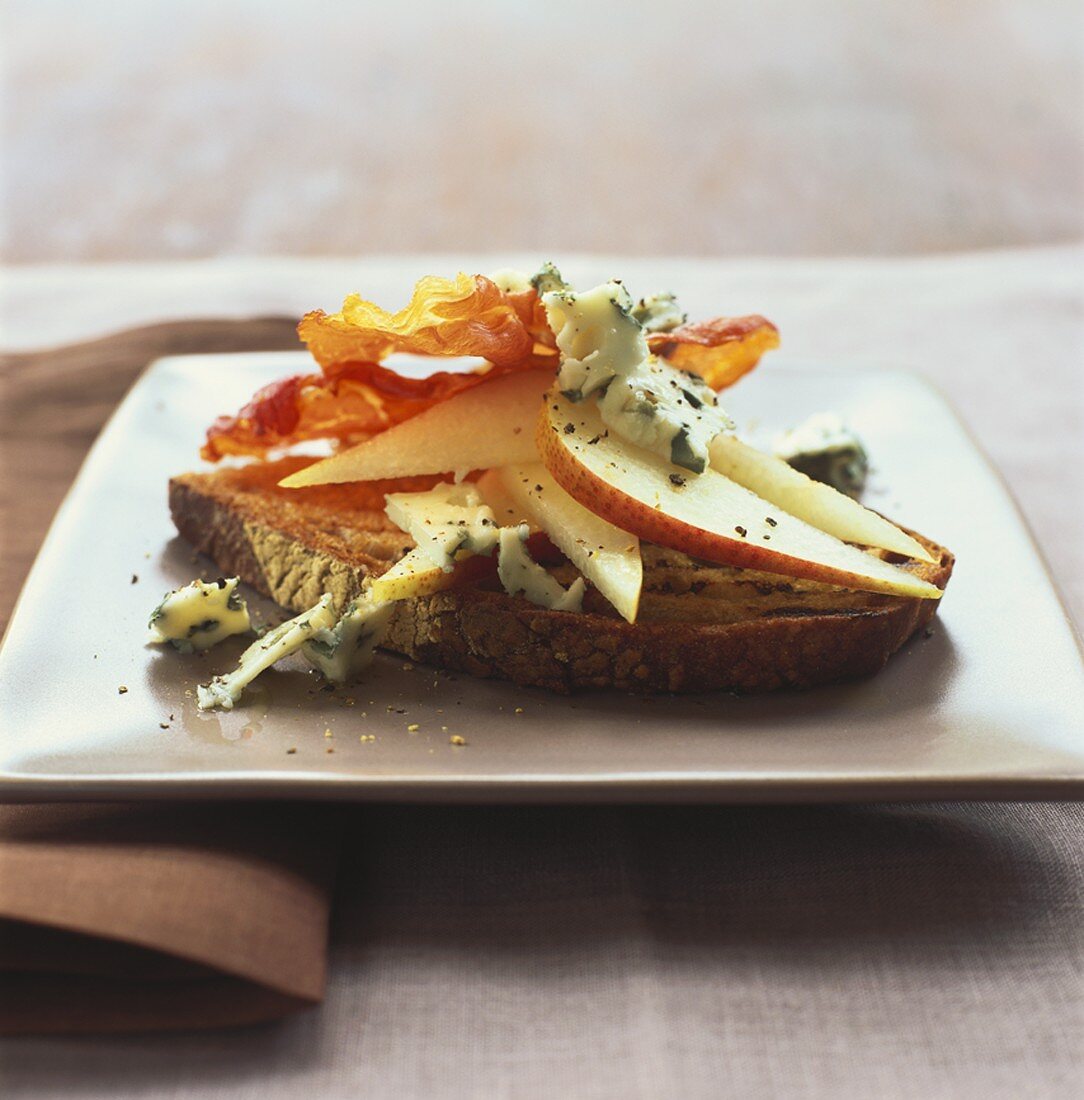 Röstbrot mit Schinken, Birne und Roquefort