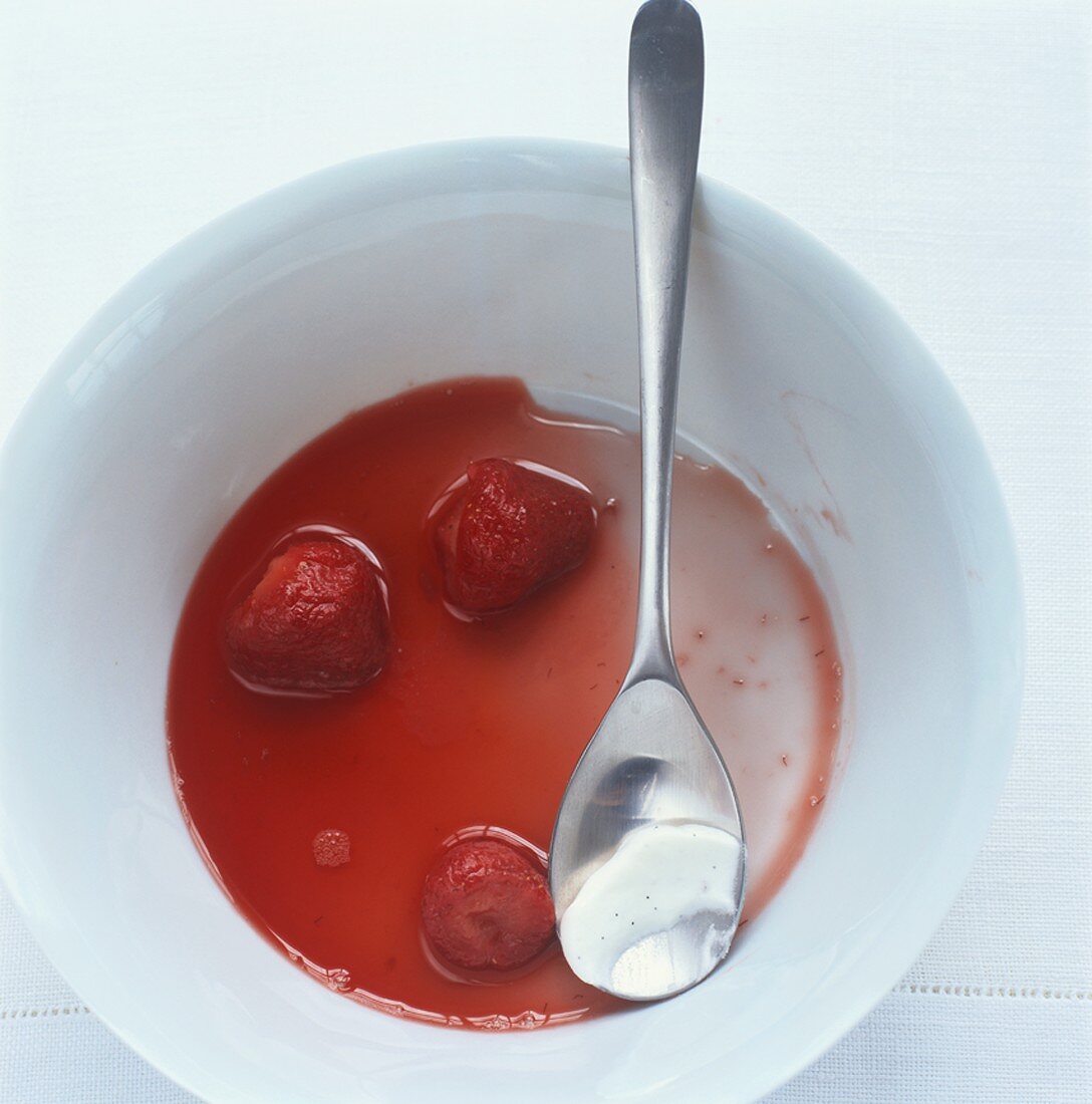 Strawberry soup with vanilla cream