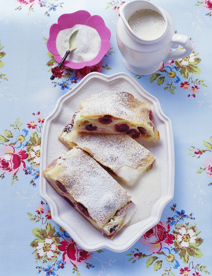 Drei Stücke Kirschstrudel mit Vanillesosse