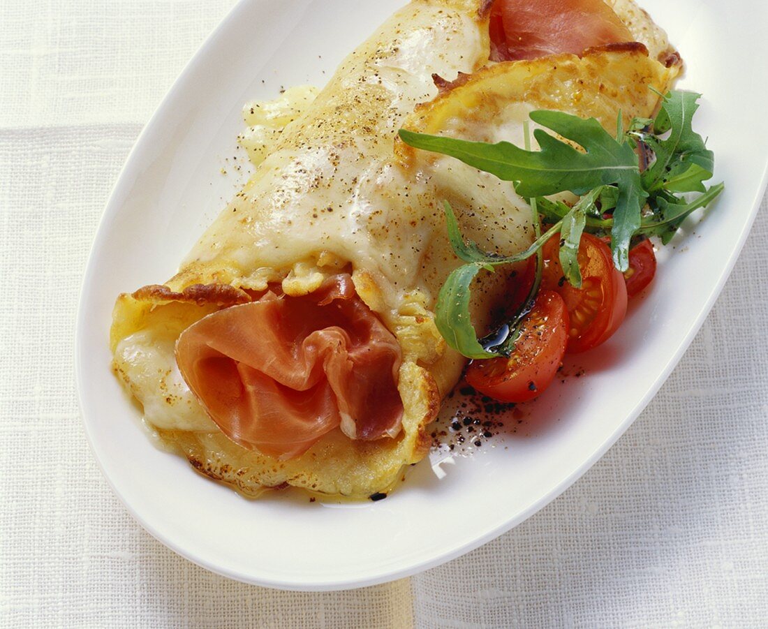 Gefüllter Schinkenpfannkuchen mit Käse überbacken