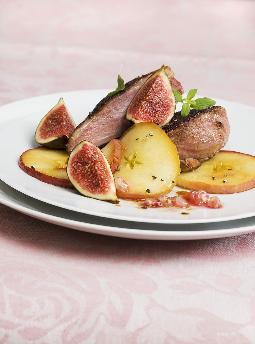 Duck breast with figs and apple slices