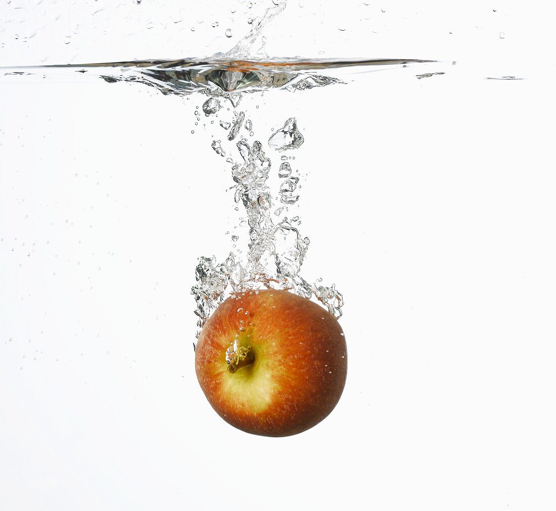 Ein Apfel fällt ins Wasser