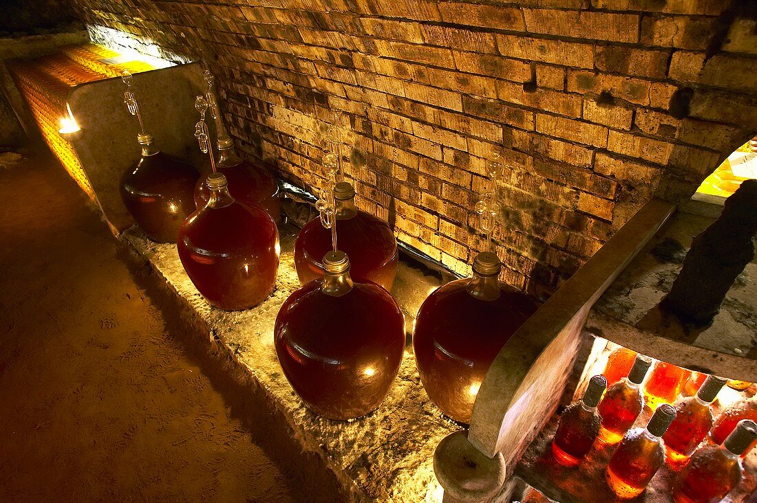 Glasbehälter mit Eszencia, Oremus Winery, Tolcsva, Ungarn