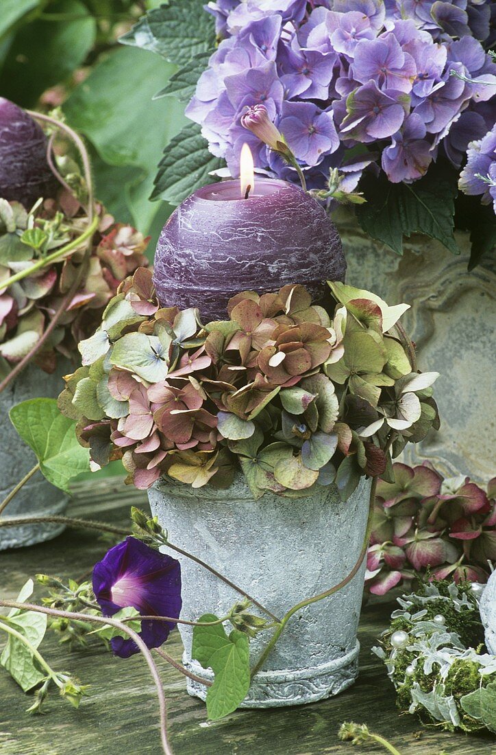 Round candle with hydrangeas